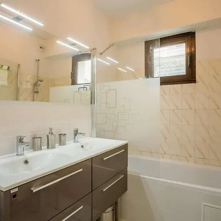 Apartment Bel Renove Avec Terrasse Et Parking, Proche Plage Et Commerces - Halles - Fr-1-3-530